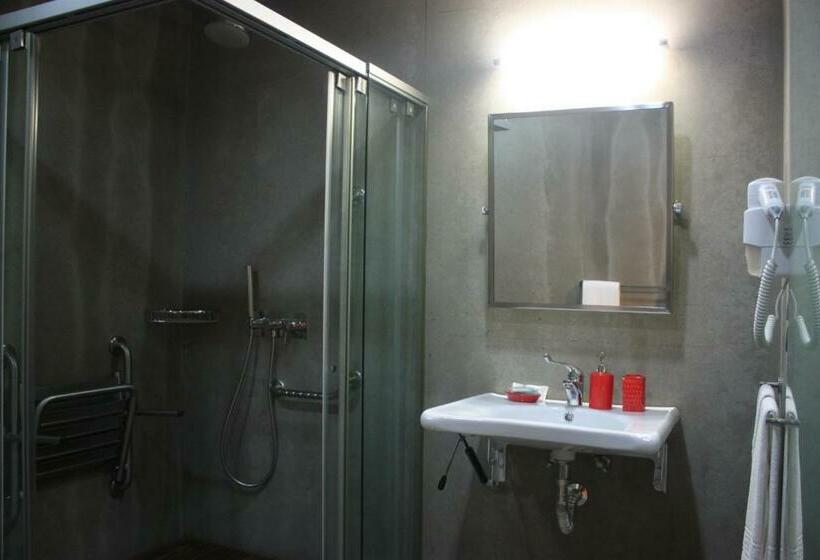 חדר סטנדרט מותאם לאדם עם מוגבלויות, Acquavilla