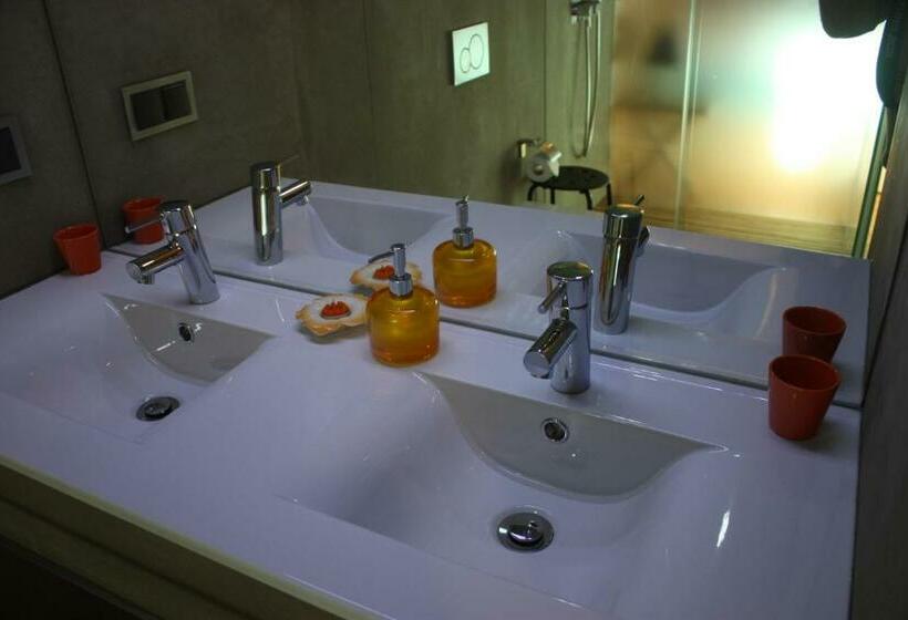 חדר משפחתי, Acquavilla