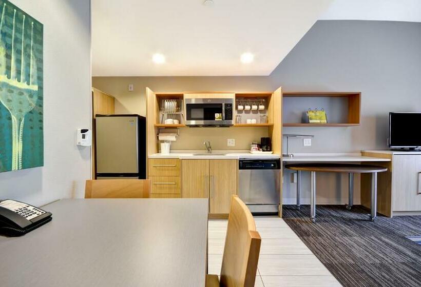 מיטת קינג בסוויטה, Home2 Suites By Hilton St. Simons Island