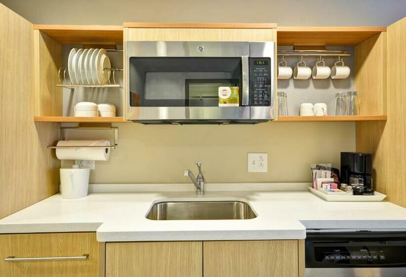 מיטת קינג בסוויטה, Home2 Suites By Hilton St. Simons Island