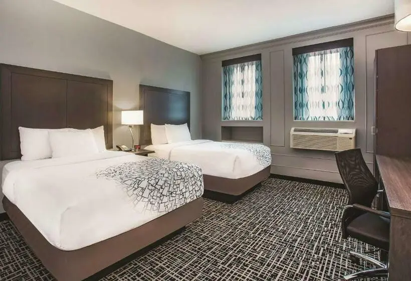 ２ダブルベッドのスタンダードルーム, La Quinta Inn & Suites By Wyndham Baltimore Downtown