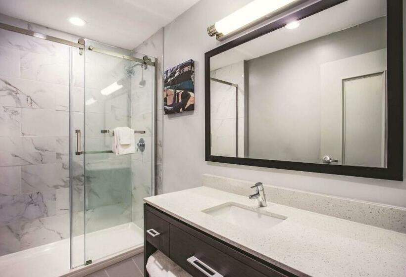 标准间, La Quinta Inn & Suites By Wyndham Baltimore Downtown