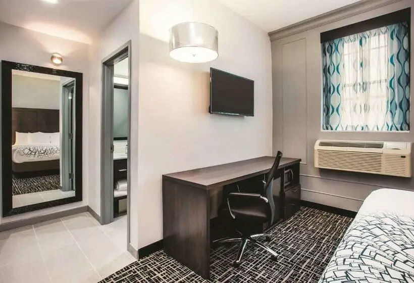 キングサイズベッドのスタンダードルーム, La Quinta Inn & Suites By Wyndham Baltimore Downtown