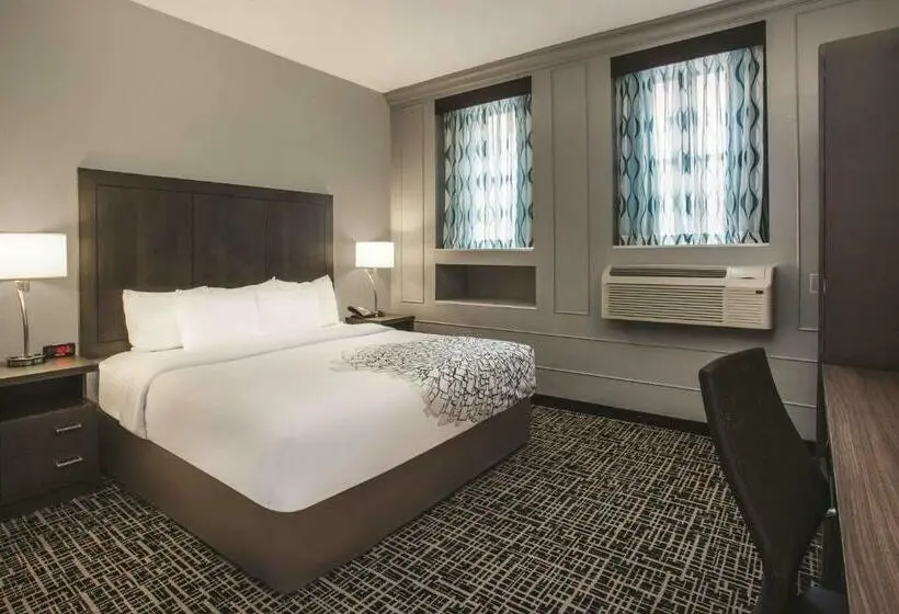 キングサイズベッドのスタンダードルーム, La Quinta Inn & Suites By Wyndham Baltimore Downtown