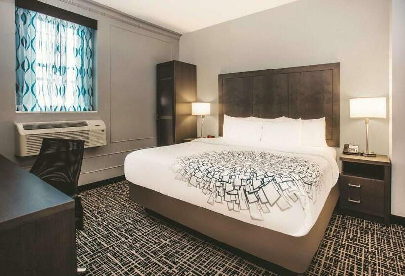 带大床的标准间, La Quinta Inn & Suites By Wyndham Baltimore Downtown