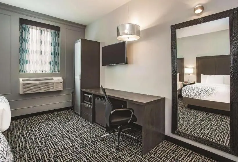 ２ダブルベッドのスタンダードルーム, La Quinta Inn & Suites By Wyndham Baltimore Downtown