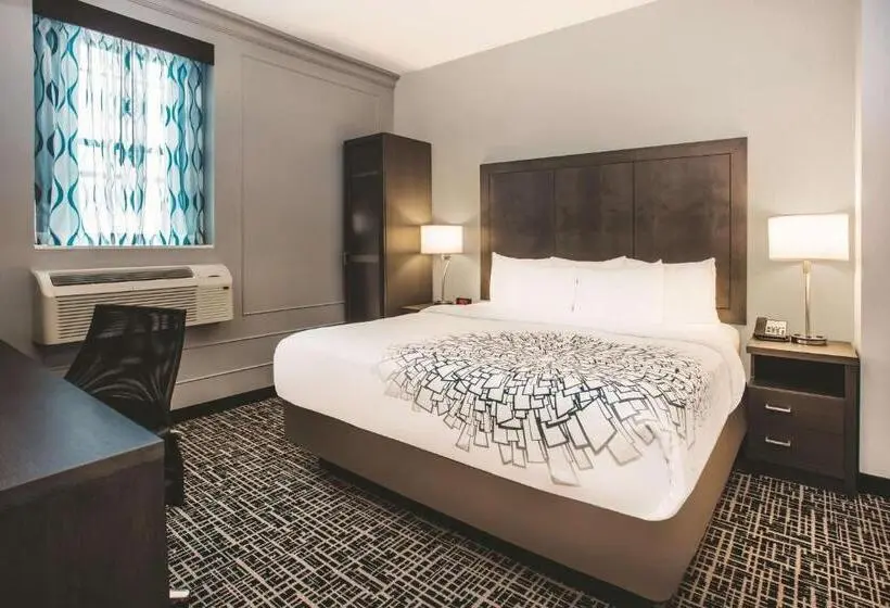 身障者適用キングサイズベッドルーム, La Quinta Inn & Suites By Wyndham Baltimore Downtown