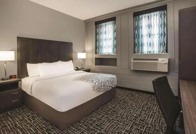 身障者適用キングサイズベッドルーム, La Quinta Inn & Suites By Wyndham Baltimore Downtown
