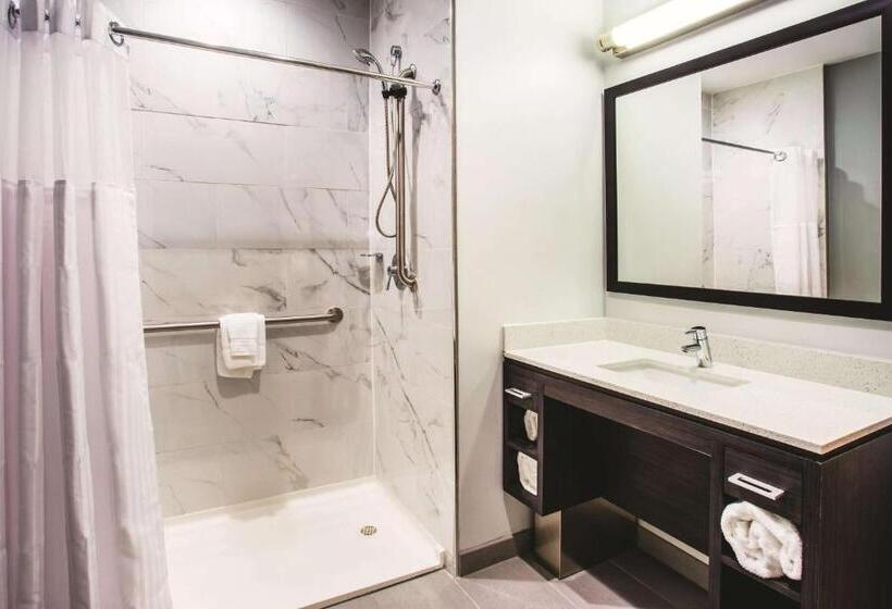 适合残疾人士使用的带超级大床的标准间, La Quinta Inn & Suites By Wyndham Baltimore Downtown