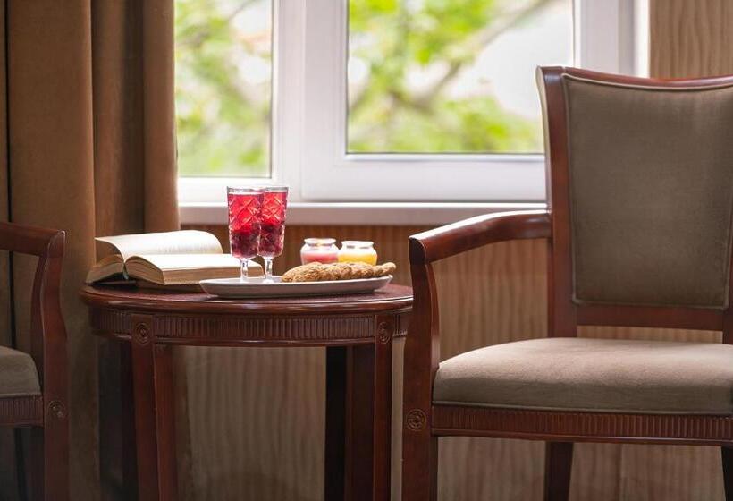 اتاق خانوادگی, Margo Palace