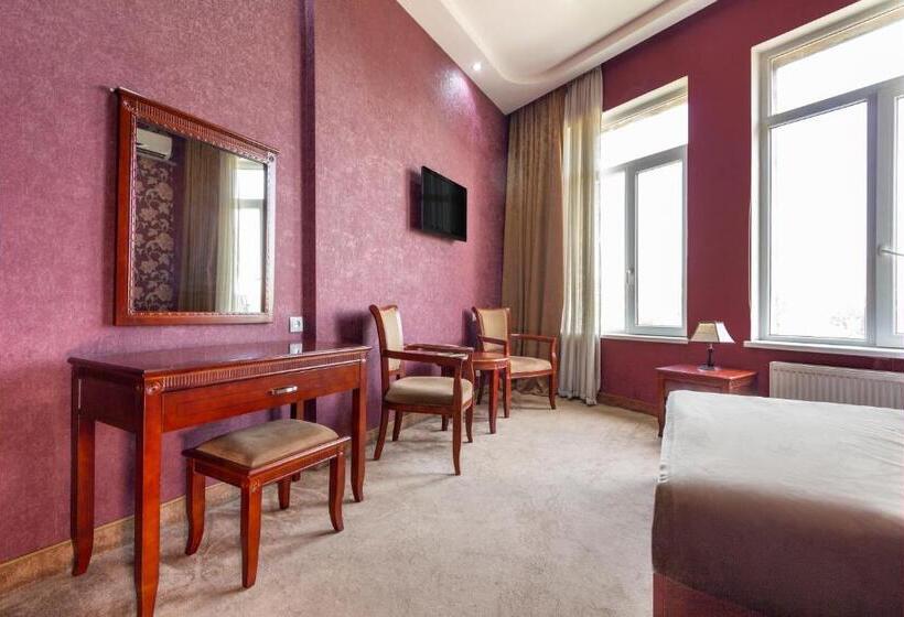 اتاق خانوادگی, Margo Palace