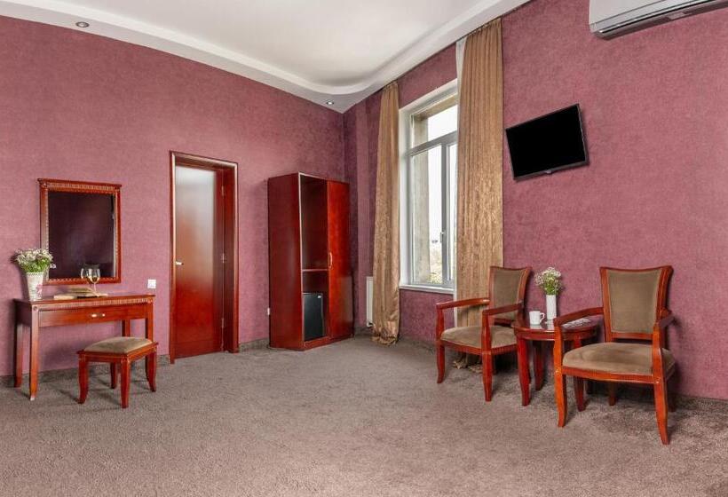 اتاق خانوادگی, Margo Palace