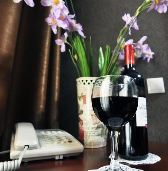 اتاق استاندارد سه نفره, Margo Palace