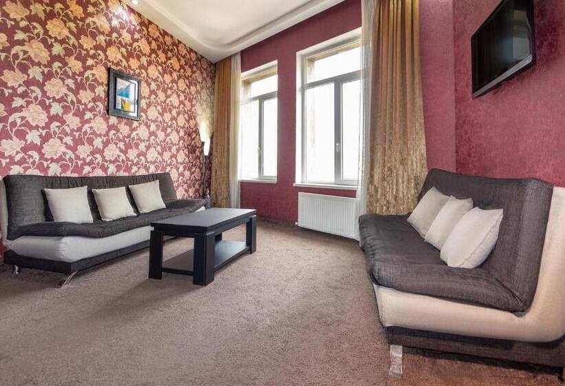 سوییت, Margo Palace