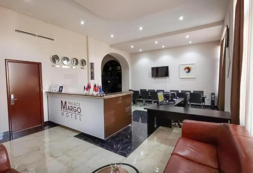 اتاق استاندارد سه نفره, Margo Palace