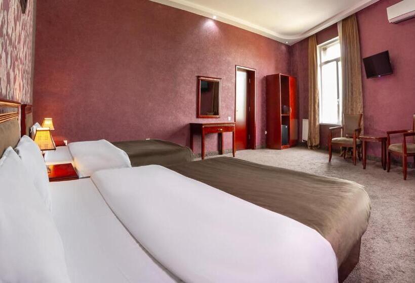 سوییت, Margo Palace