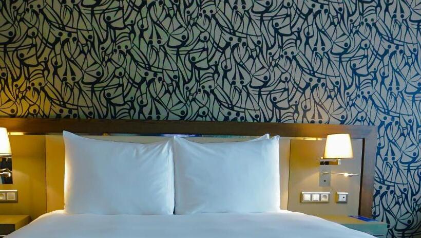 带花园景观高级房间, Radisson Blu Hotel, Abidjan Airport