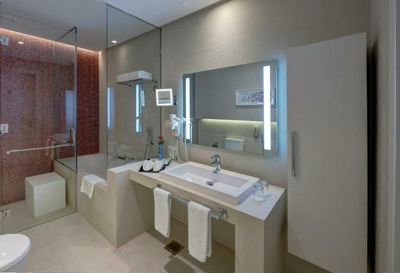 اتاق پریمیوم با چشمانداز دریاچه, The Act Hotel Sharjah