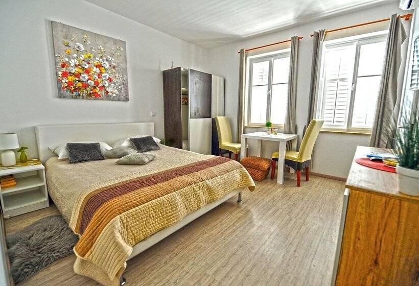 استودیوی استاندارد با چشم‌انداز دریا, Villa Katarina