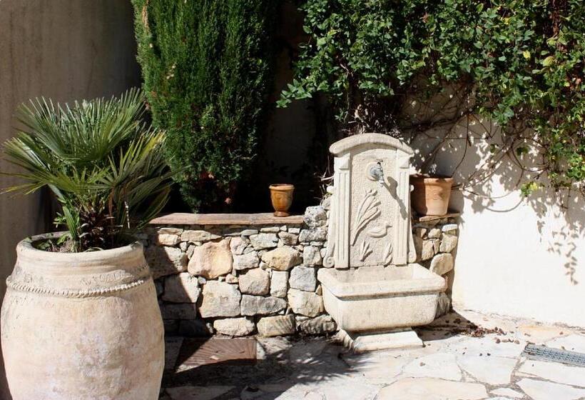 إستديو قياسى مطل على حمام السباحة, B&b Le Mas Du Galoubet