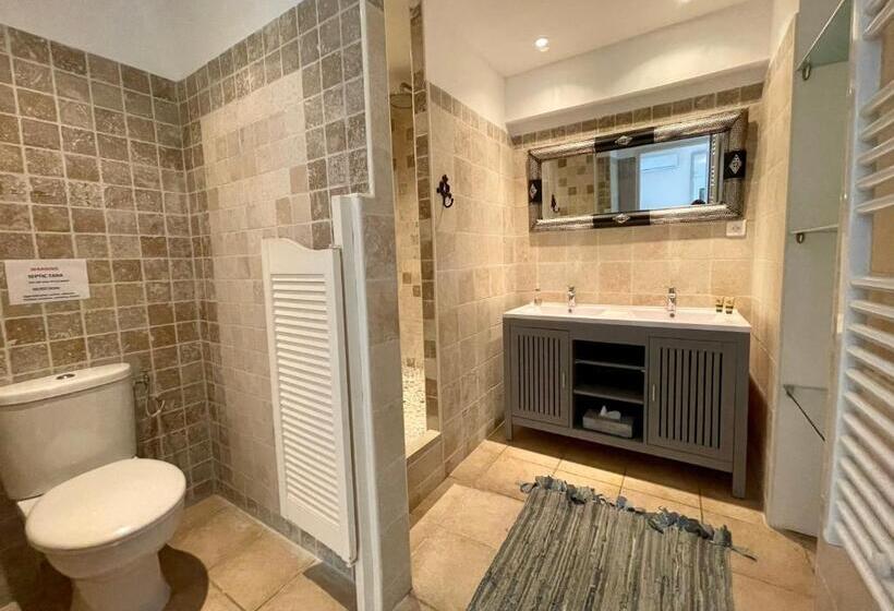 إستديو قياسى مطل على حمام السباحة, B&b Le Mas Du Galoubet