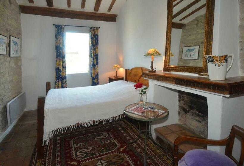 חדר סטנדרט, Bed And Art