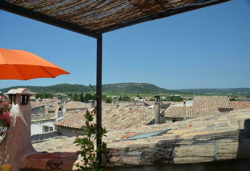 חדר סטנדרט, Bed And Art