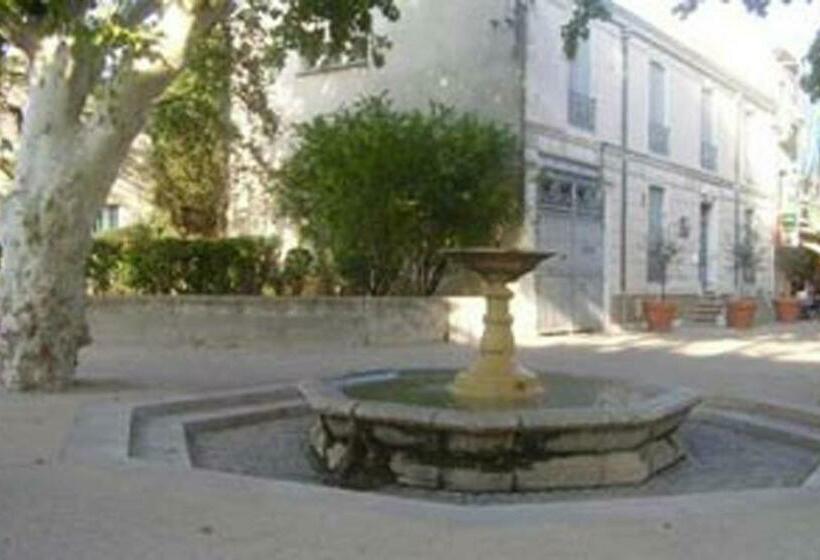 غرفة قياسية, Bed And Art