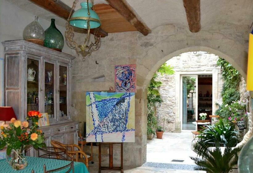 חדר סטנדרט, Bed And Art