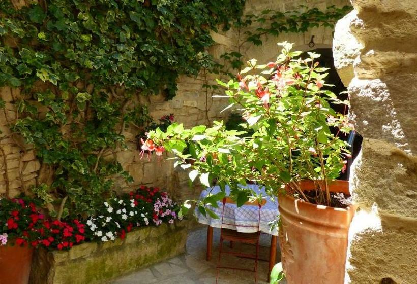 חדר סטנדרט, Bed And Art