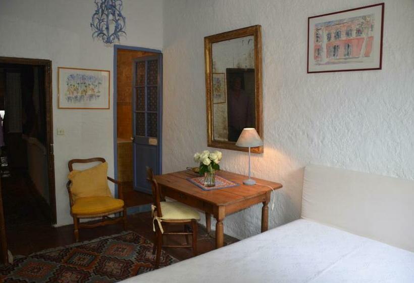 חדר סטנדרט, Bed And Art