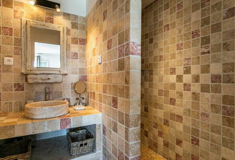 מיטת קינג בסוויטה, Mas Saint Julien