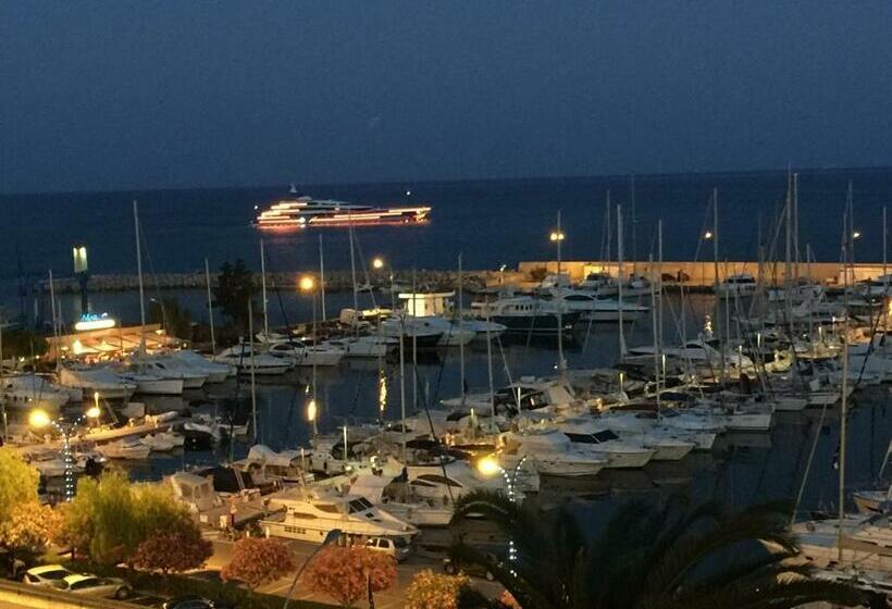 Triple Room Sea View, Ibis Budget Menton Bord De Mer