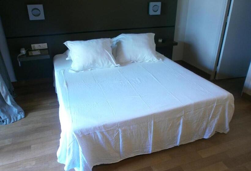 اتاق اجرایی با چشمانداز دریا, Hôtel Bor