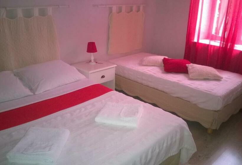 غرفة قياسية ثلاثية, Chambres D Hotes Les Chiens Verts, Jardin, Terrasse, Parking Privé