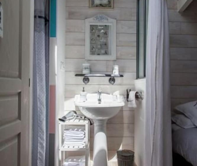 חדר משפחתי, Les Chambres De La Forge Des Collines