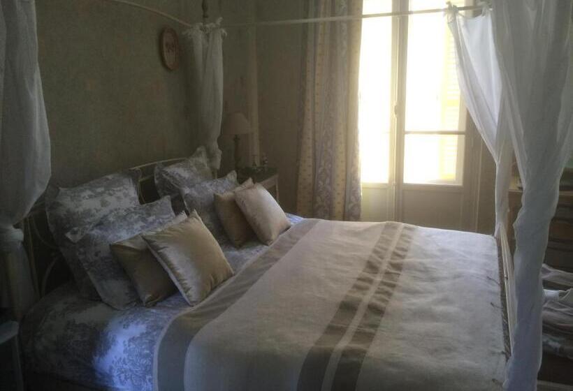 جناح جونيور, Maison Du Théâtre Saint Bonnet