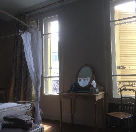 جناح جونيور, Maison Du Théâtre Saint Bonnet