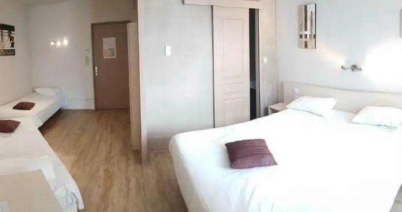 Standard Neljän Hengen Huone, Hôtel La Bérangère