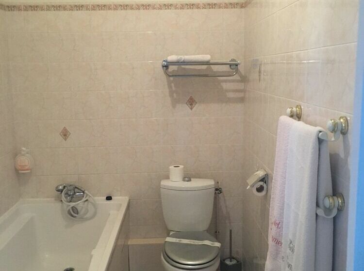 חדר משפחתי, Restaurant Le Commerce