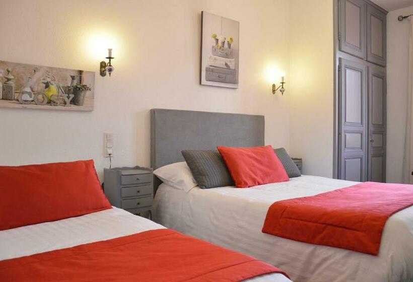 חדר סופריור לשלושה, Les Acacias