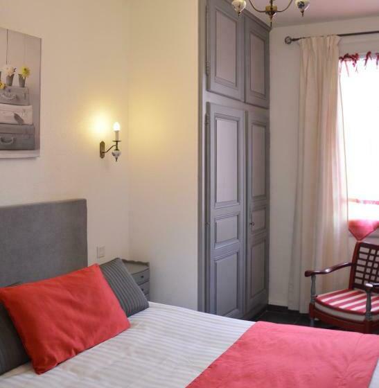 חדר סופריור לשלושה, Les Acacias