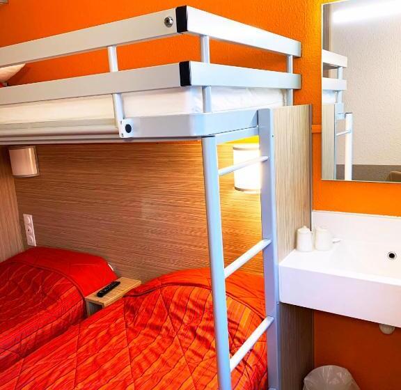 חדר סטנדרט לשלושה עם חדר אמבטיה משוף, Premiere Classe Plaisir  Gatines