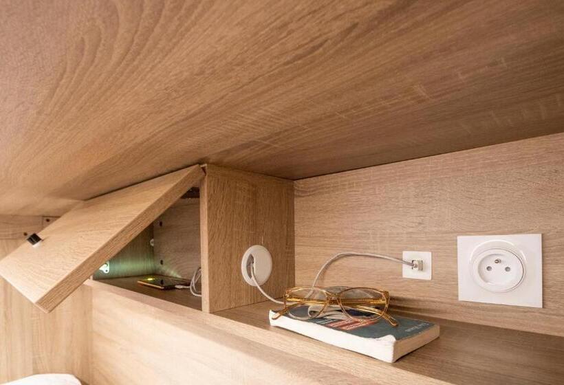 מיטה בחדר משותף, The People   Lille