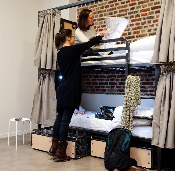 سرير فى غرفة مشتركه, The People   Lille