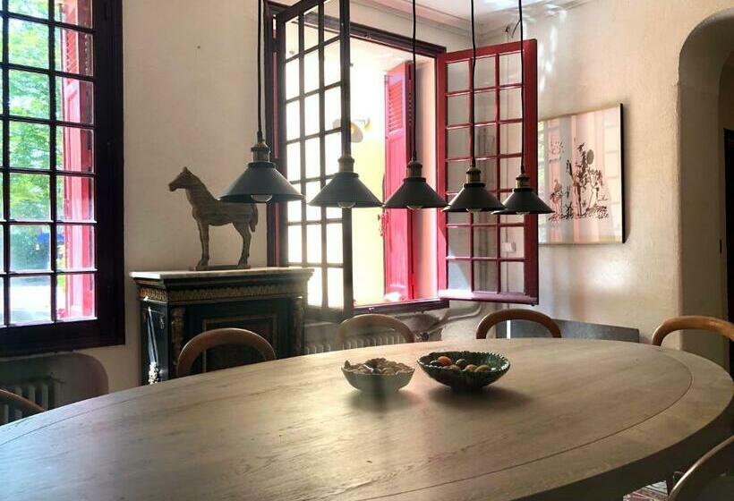 اتاق لوکس با بالکن, B&b Villa Roumanille