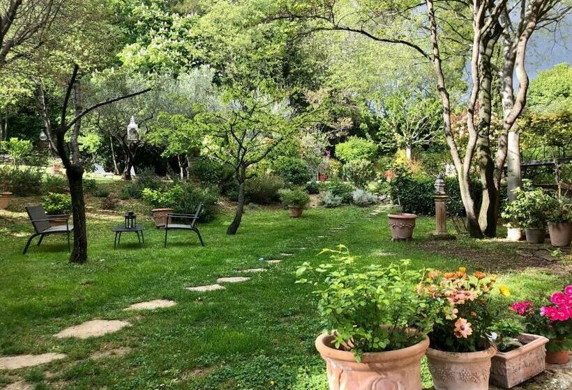 اتاق لوکس با بالکن, B&b Villa Roumanille