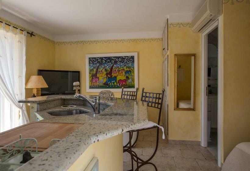 شقة غرفة واحدة, La Tarentane