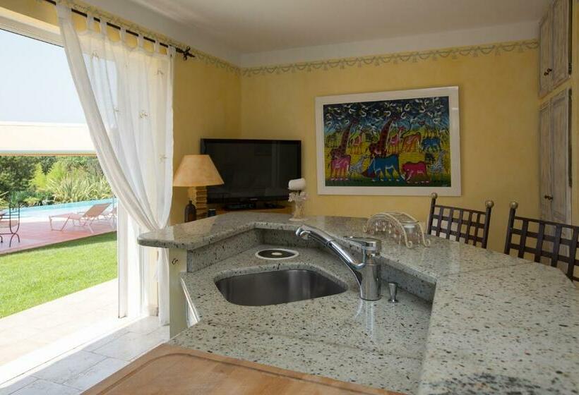 شقة غرفة واحدة, La Tarentane