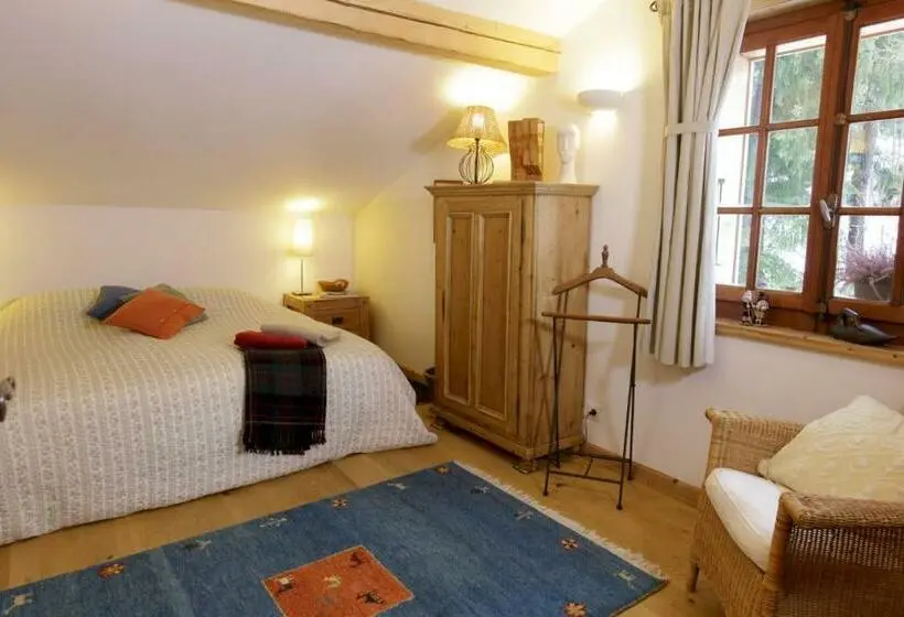 اتاق عادی, The Guest House